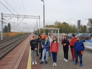 Peron na stacji w Paczkowie, grupka uczniów czekających na 