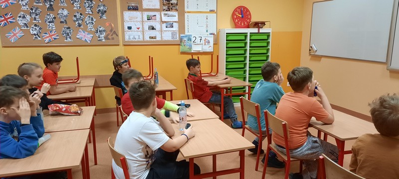 Fotografia przedstawia chłopców z klasy 3b, który z siedzą w strefie kibica w sali nr 3. Dzieci w skupieniu patrzą przed siebie kibicując Reprezentacji Polski. Kibice z niepokojem na twarzach, obserwują poczynania Polaków w konfrontacji z Albanią.